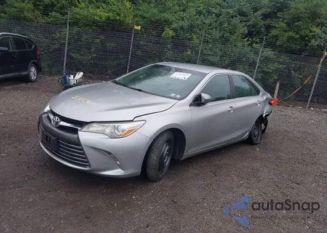 2015 Toyota Camry Le/Se/Xle/Xse z USA, uszkodzony, nr VIN 4T1BF1FK8FU082871
